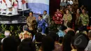 Presiden Jokowi hadir sekitar pukul 19.05 WIB dengan mengenakan kemeja batik cokelat di acara Silatuhrahmi Pers Nasional , Auditorium  TVRI, Jakarta, Senin (27/4/2015). (Liputan6.com/Faizal Fanani)