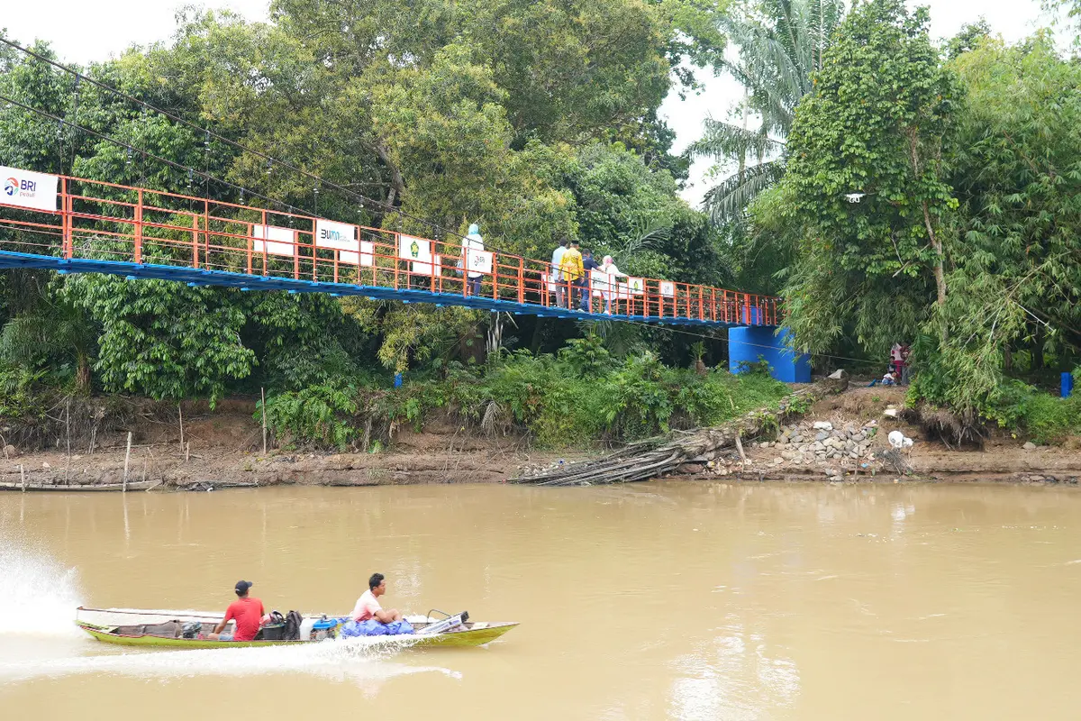 BRI Bantu Mobilitas Warga dan Dorong Ekonomi Masyarakat Desa Lewat Pembangunan Jembatan Gantung