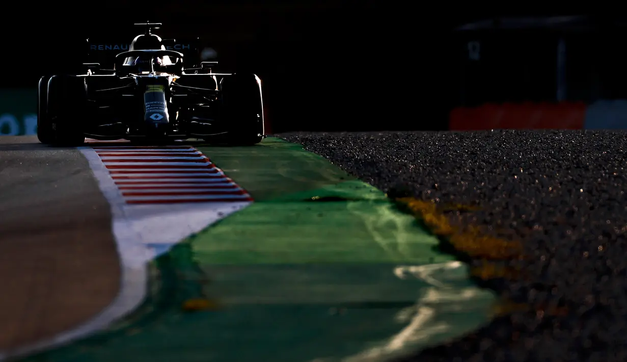 Pembalap Renault Daniel Ricciardo saat tes pramusim Formula 1 (F1) hari pertama di Circuit de Catalunya, Montmelo, Spanyol, Rabu (19/2/2020). Daniel Ricciardo menempati peringkat ketujuh dengan waktu 1 menit 17,873detik. (AP Photo/Joan Monfort)