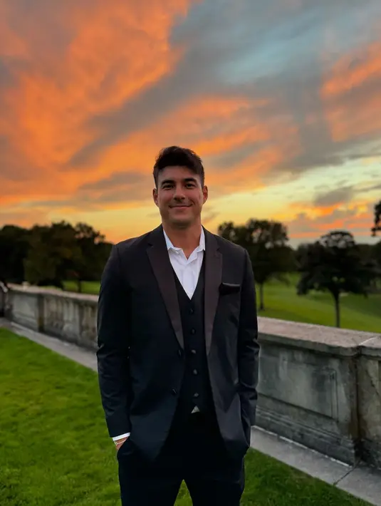 Sementara itu, Tyler tampil gagah dengan setelan jas hitam dan kemeja putih.  [@drtylerbigenho].