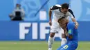 Striker Brasil, Neymar, menangis usai mengalahkan Kosta Rika pada laga grup E Piala Dunia di Stadion Krestovsky, St Petersburg, Jumat (22/6/2018). Pada laga ini Neymar berhasil mencetak gol perdana Piala Dunia 2018. (AP/Alastair Grant)