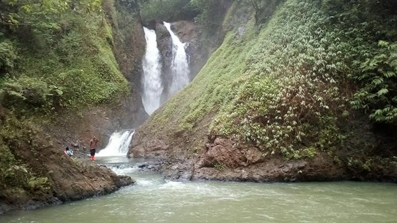 Dihimpit dua tebing tinggi yang lebat tumbuhan sekitarnya, dua air terjun dengan sempurna meluncur deras di celah kedua tebing itu, membuat siapapun yang datang ke Curug Cikolengka, Tasikmalaya takjub.