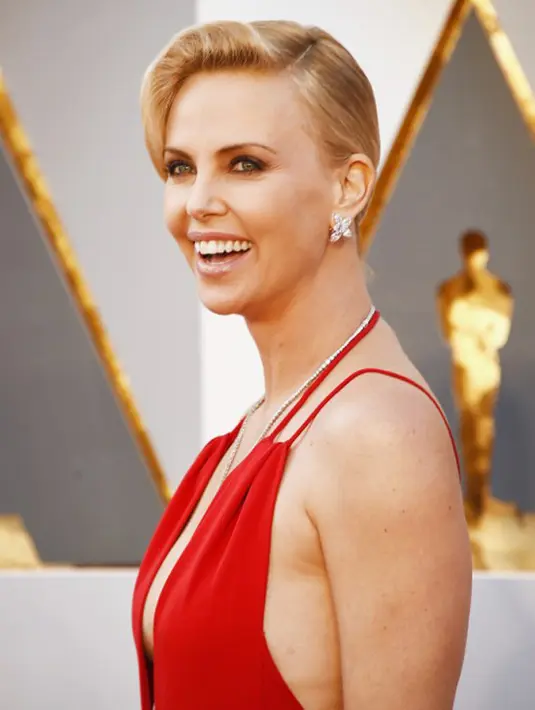 Belakangan ini tersiar kabar Jennifer sedang mengalami rasa  kekhawatiran pada Darren yang kabarnya berhubungan spesial dengan Theron. (AFP/Bintang.com)