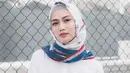 Memakai hijab berwarna putih dengan corak biru dan merah, membuat penampilan Melody terkesan santai dan elegan. (Liputan6.com/IG/@melodylaksani92)
