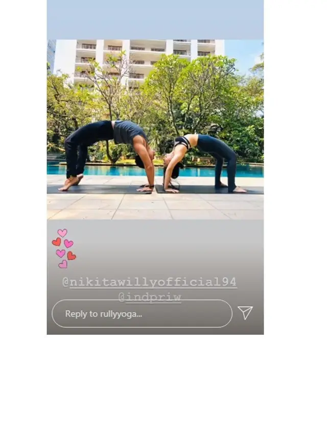 6 Potret Nikita Willy dan Indra Priawan saat Yoga Bareng, Kompak Banget