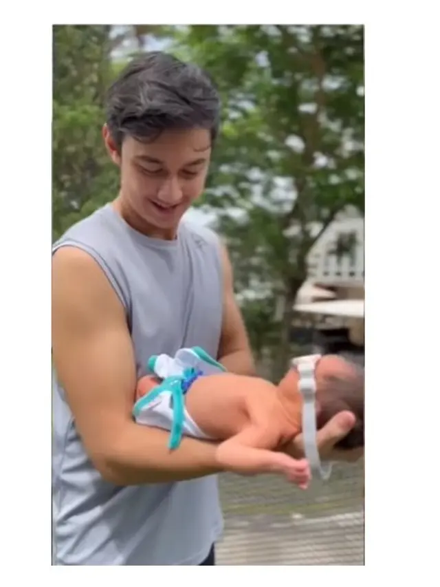 6 Potret Caesar Hito saat Gendong Baby Bible, Jadi Ayah Siaga