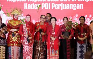 PDI Perjuangan memperingati Hari Ibu dengan mengadakan berbagai kegiatan, salah satunya penyerahan bibit pohon secara simbolis kepada para kepala daerah perempuan serta ketua DPRD perempuan dari PDIP. (Foto: Tim media PDIP).