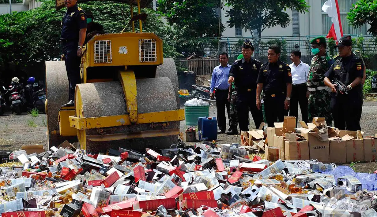 Petugas bersiap memusnahkan ribuan botol minuman keras hasil tangkapan Dirjen Bea dan Cukai (DJBC), Jakarta, Kamis (18/12/2014). (Liputan6.com/Johan Tallo)