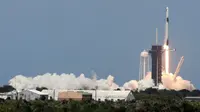 Detik-detik peluncuran Roket SpaceX Falcon 9 di Kennedy Space Center,  Florida, AS pada Sabtu (30/5/2020). (Photo Credit: AFP/Gregg Newton)