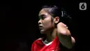 Pebulutangkis tunggal putri Indonesia, Gregoria Mariska Tunjung saat berlaga melawan Han Yue (China) di babak Perempat Final Indonesia Masters 2023 di Istora Senayan, Jakarta, Jumat (27/1/2023). Langkah Gregoria Mariska Tunjung terhenti usai disingkirkan wakil China, Han Yue, dalam tiga gim 21-19, 8-21, dan 16-21. (Liputan6.com/Helmi Fithriansyah)