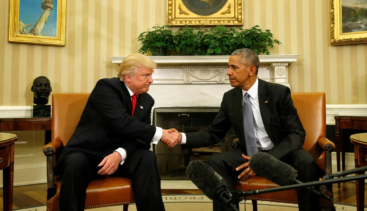 Presiden AS Barack Obama bersalaman dengan Presiden terpilih Donald Trump di Gedung Putih, Washington, AS, Kamis (10/11). Meski saat kampanye Obama berseberangan dengan Trump, kini ia meminta rakyat AS untuk mendukung Trump (REUTERS / Kevin Lamarque)