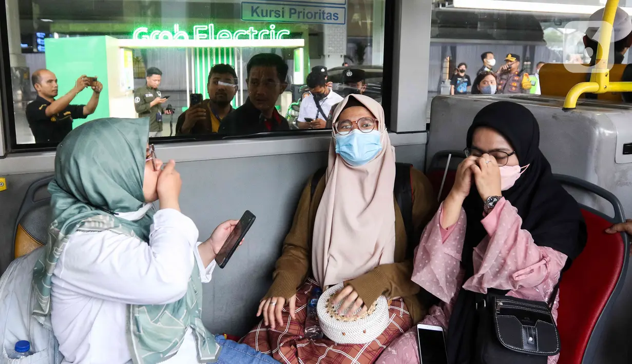 Para WNI tersebut disambut langsung oleh Menlu Retno Marsudi. (Liputan6.com/Herman Zakharia)