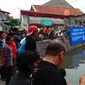 Warga Jalan Babakan Surabaya, Kiaracondong, Kota Bandung menyulap sungai menjadi kolam pemancingan dan arena arung jeram. (Liputan6.com/Okan Firdaus)