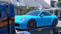 Mobil Porsche Doni Salmanan yang berwarna biru muda disita Bareskrim Polri. (Merdeka.com)