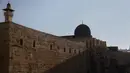 Masjid Al-Aqsa, yang artinya “masjid terjauh”, merupakan kompleks di Kota Tua Yerusalem yang terdiri dari Kubah Batu dari emas dan Masjid Qibly--yang kini dikenal sebagai Masjid Al-Aqsa karena paling dekat dengan kiblat di Ka’bah. (AP/Sebastian Scheiner)