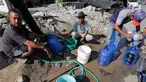 Warga antre memanfaatkan air bersih dari kebocoran pipa PDAM di Jalan Lagarutu, Palu Sulawesi Tengah, Rabu (3/10). Pasca gempa tsunami warga sekitar belum mendapatkan pasokan makanan dan air bersih. (Liputan6.com/Fery Pradolo)