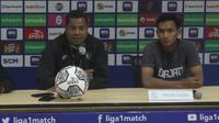 Pelatih dan pemain Persik Kediri, Divaldo Alves dan Dany Saputra, saat jumpa pers sebelum laga melawan RANS Nusantara FC. (Bola.com/Gatot Susetyo)