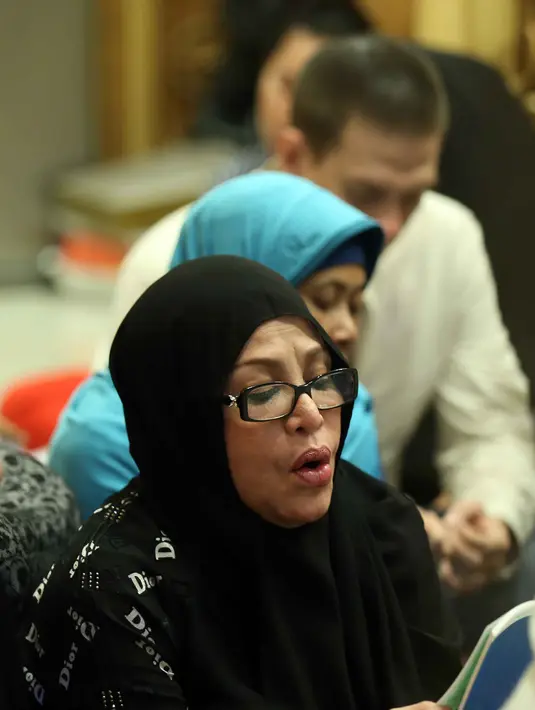 Pada malam ketiga, keluarga Jupe mengundang warga sekitar dan pengurus masjid. Malam ketiga itu ramai dikunjungi warga sekitar dan beberapa artis terlihat hadir dalam acara tahlilan tersebut. (Nurwahyunan/Bintang.com)