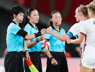 Akan ada momen bersejarah di Piala Dunia 2022 Qatar lantaran untuk pertama kalinya ajang sepak bola empat tahunan terbesar di dunia itu akan dipimpin oleh wasit perempuan. (AFP/Yoshikazu Tsuno)
