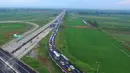 Pantauan udara arus mudik kendaraan saat keluar tol Pejagan, Jawa Tengah, Sabtu (2/7). Kemacetan panjang hingga 18 km terjadi dikarenakan antrean saat pembayaran pintu tol keluar. (Liputan6.com/Balgo Marbun)