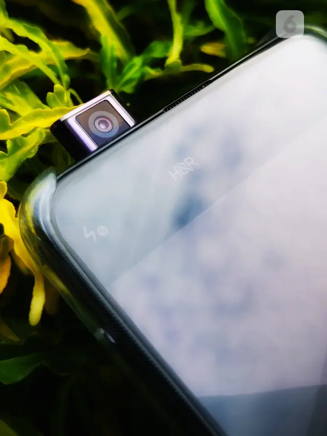 Poco F2 Pro - Lensa Kamera Depan dengan Mekanisme Pop-Up