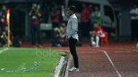 Pelatih Persib Bandung, Djadjang Nurdjaman saat mendampingi timnya melawan Bhayangkara FC pada laga Liga 1 2017 di Stadion Patriot, Bekasi, Minggu (04/06/2017). (Bola.com/Nicklas Hanoatubun)