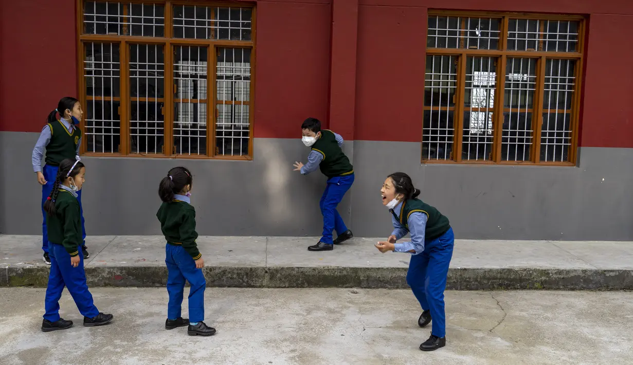 Anak-anak Tibet di pengasingan bermain di Sekolah Hari Desa Anak-anak Tibet di Dharmsala, India (24/3/2022). Kehidupan sekolah perlahan kembali normal setelah sempat terganggu akibat pandemi COVID-19. (AP Photo/Ashwini Bhatia)