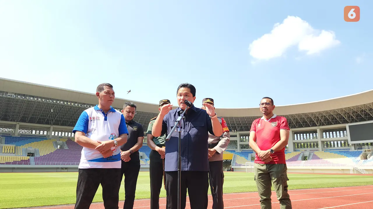 Foto: Selesai Renovasi, Erick Thohir Kunjungi Stadion Manahan