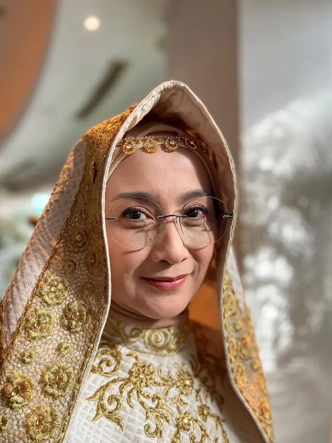 Desy Ratnasari Kenakan Busana Adat Minang, Memesona di Usia Hampir