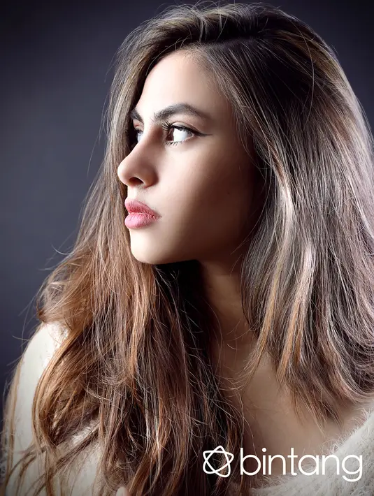 Sebagai anak aktor senior, ia juga memiliki bakat akting. Datanglah tawaran bermain dalam film. Dalam layar lebar, beberapa film telah dibintanginya. (Nurwahyunan/Bintang.com)