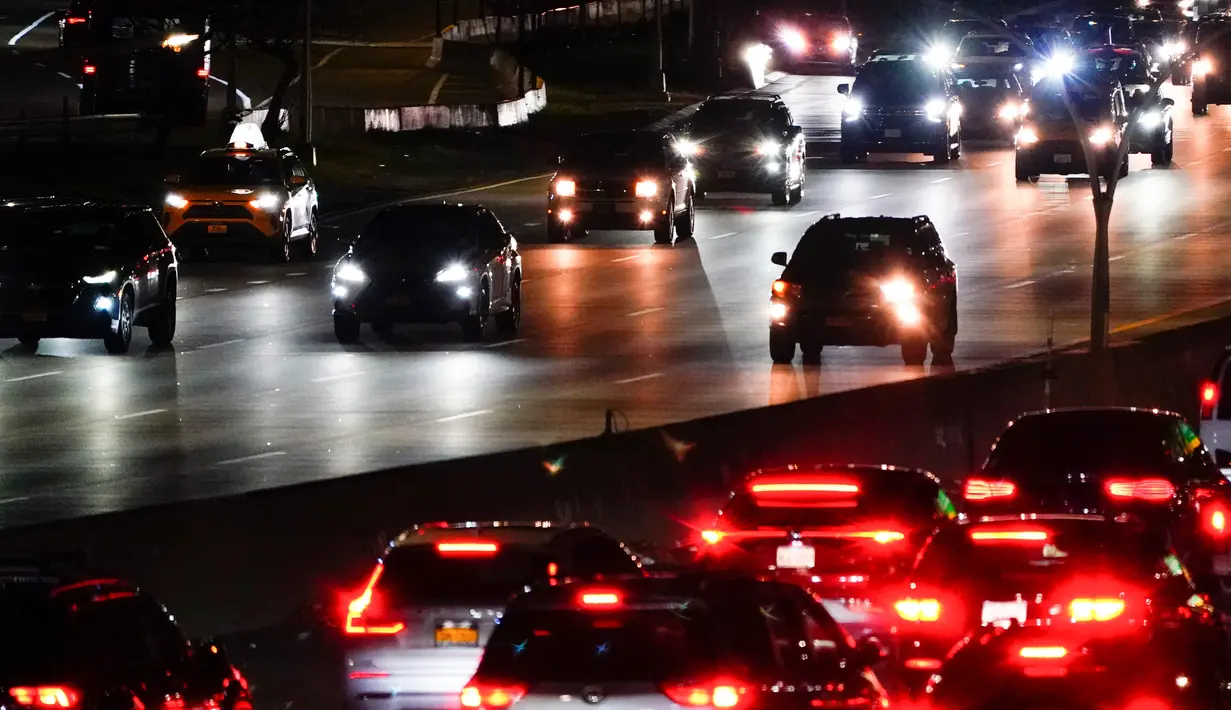 Kendaraan melintasi New York's Grand Central Parkway di New York, Amerika Serikat, 19 Desember 2022. Liburan Natal dan Tahun Baru bagi sebagian warga Amerika Serikat dan Eropa tahun ini menghadirkan kekhawatiran karena tekanan ekonomi. (AP Photo/Frank Franklin II)