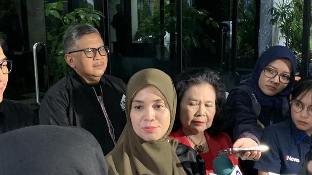 Siti Atiqoh Supriyanti, istri calon Presiden (Capres) nomor urut 3 Ganjar Pranowo memulai safari politiknya, Senin (4/12/2023). (Liputan6.com/Delvira  Hutabarat )