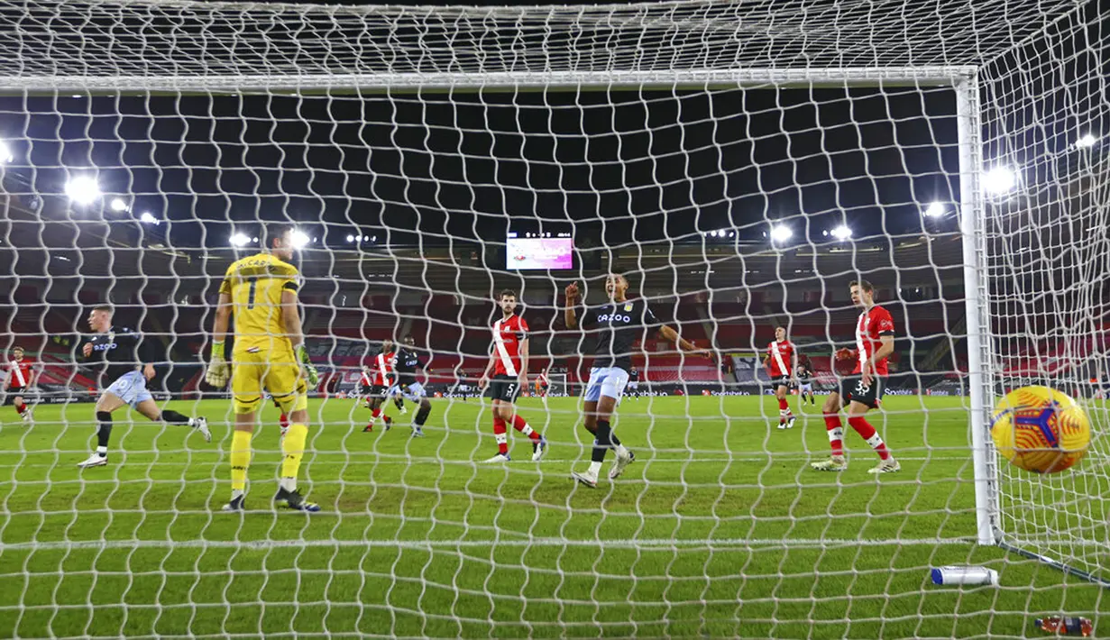 Pemain Aston Villa Ross Barkley (kiri) mencetak gol ke gawang Southampton pada pertandingan Liga Inggris di Stadion St. Mary, Southampton, Inggris, Sabtu (30/1/2021). Aston Villa menang 1-0. (Michael Steele/Pool via AP)