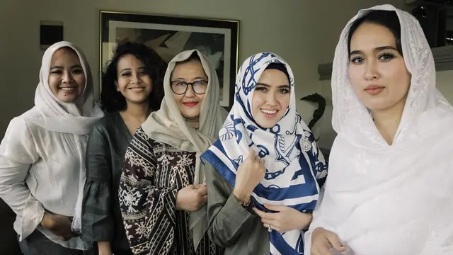 Rilis Lagu Religi, Ini 5 Potret Meggy Diaz dalam Balutan Hijab