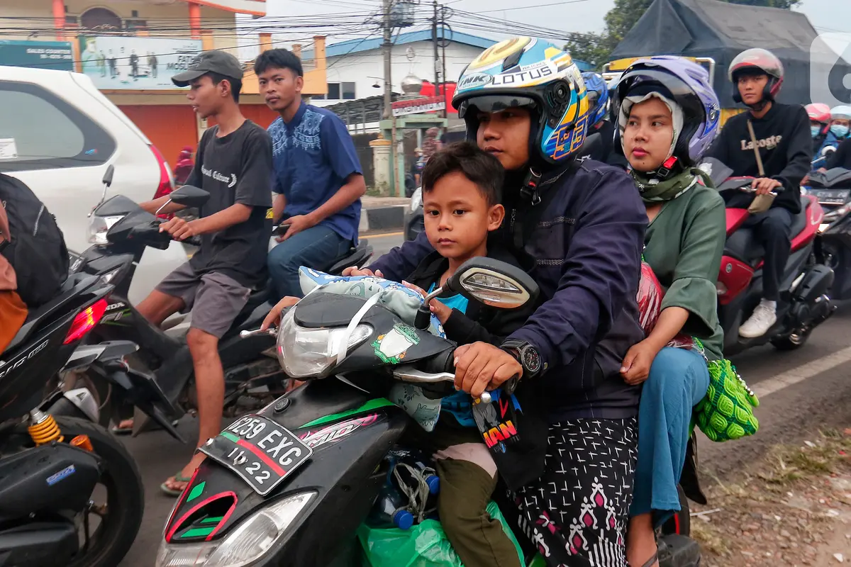 Wajah Lelah Anak-Anak Jalani Mudik Lebaran Idul Fitri Naik Sepeda Motor