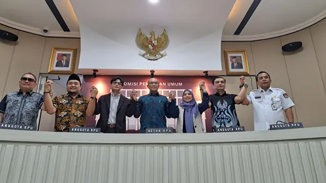 Ketua Komisi Pemilihan Umum (KPU RI) Hasyim Asy'ari beserta anggota KPU RI saat memberikan keterangan pers di gedung KPU, Jakarta, Kamis (21/12/2023). (Merdeka.com/Lydia Fansisca)