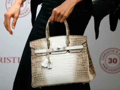 Model memperlihatkan tas Hermes Birkin Himalayan Crocodile di Christies Hong Kong, 4 Mei 2017. Tas Hermes Himalaya ini memecahkan rekor sebagai tas tangan termahal setelah terjual seharga US$380 ribu (sekitar Rp5 miliar) dalam lelang. (ISAAC LAWRENCE/AFP)