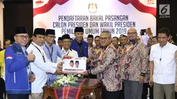 Bakal Capres/Cawapres Pemilu 2019, Prabowo Subianto (kedua kiri) dan Sandiaga Uno menyerahkan berkas syarat pencalonan kepada Ketua KPU, Arief Budiman di Gedung KPU, Jakarta, Jumat (10/8). (Liputan6.com/Helmi Fithriansyah)