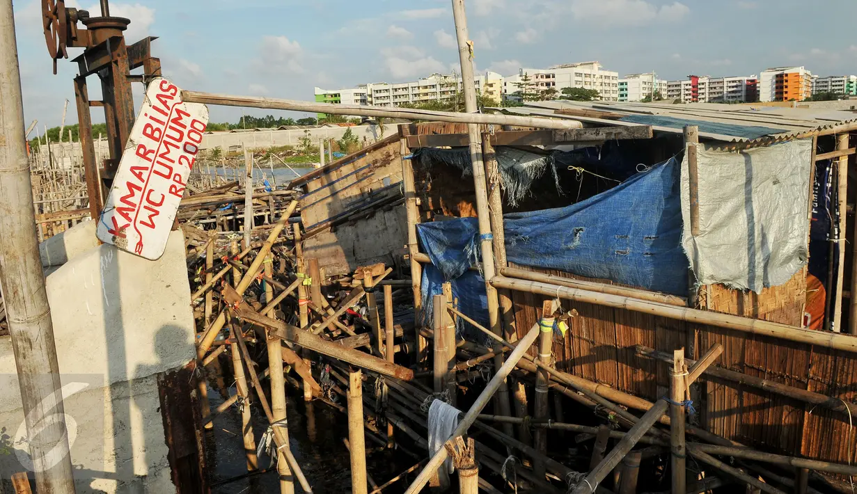 Fasilitas umum seperti kamar bilas dan juga toilet di kawasan wisata Pantai Marunda, Jakarta, Rabu (10/8). Kurangnya perhatian dari pemerintah membuat kawasan wisata tersebut terlihat kumuh dan mengganggu pemandangan. (Liputan6.com/Gempur M Surya)