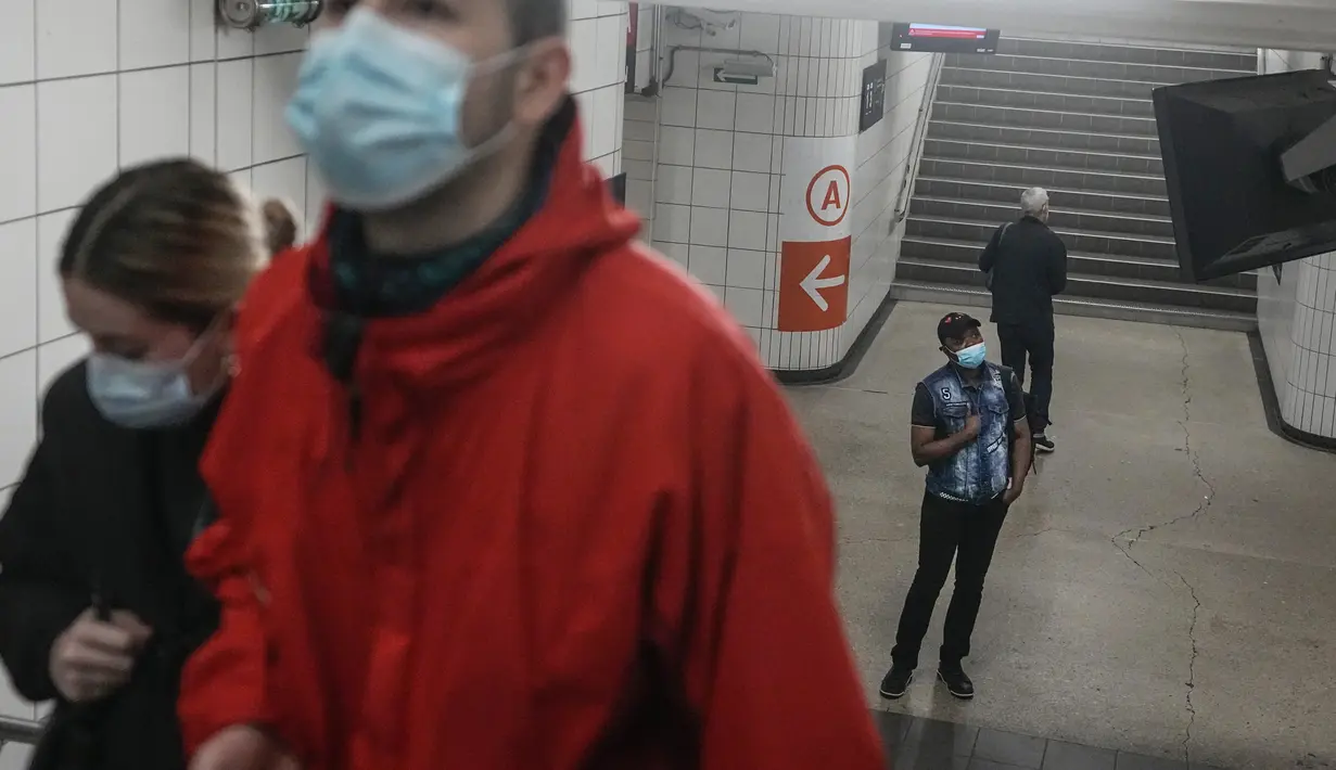 Seorang pria yang mengenakan masker melihat ke papan informasi di stasiun kereta api di Paris, Prancis, Kamis (30/6/2022). Dengan turis memadati Paris dan kota-kota lain, pemerintah Prancis merekomendasikan untuk kembali mengenakan masker di transportasi umum dan area ramai tetapi tidak memberlakukan aturan baru. (AP Photo/Michel Euler)