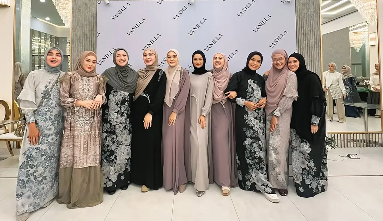 Kajian yang dihadiri para artis ini digelar di daerah Jakarta Pusat. Kesehariannya tidak memakai hijab, namun Faby Marcelia pandai padu padankan busananya dengan gamis dan hijab. Potret kehangatan para artis di acara kajian ini curi perhatian netizen. Sebagian besar dari artis ternama Indonesia ini sudah jarang muncul di layar kaca setelah berhijrah dan menikah. (Liputan6.com/IG/@fabymarcelia)