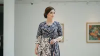 Model Long Dress Batik Kombinasi Modern 2025 (Image by Gemini AI)