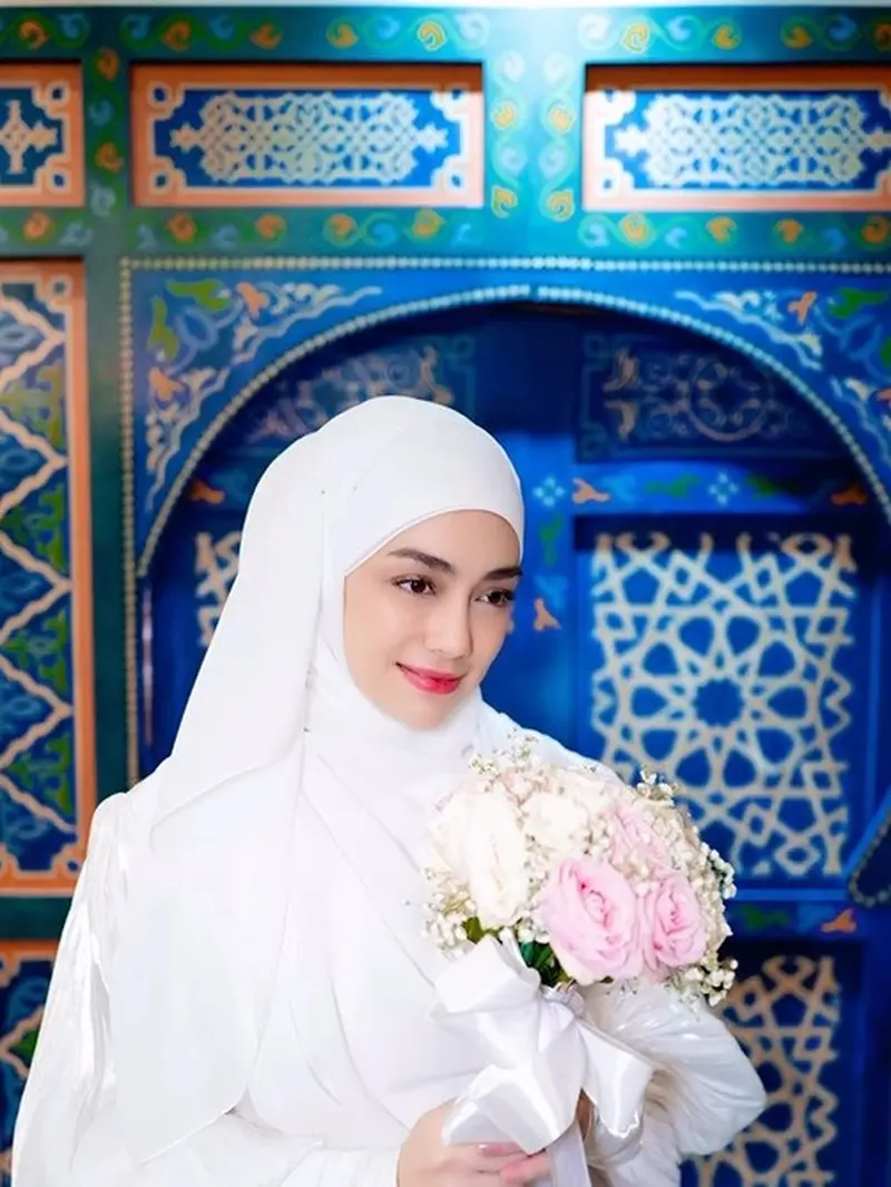 Potret Celine Evangelista mengenakan gamis dan hijab syari (Sumber: Instagram/celine_evangelista)