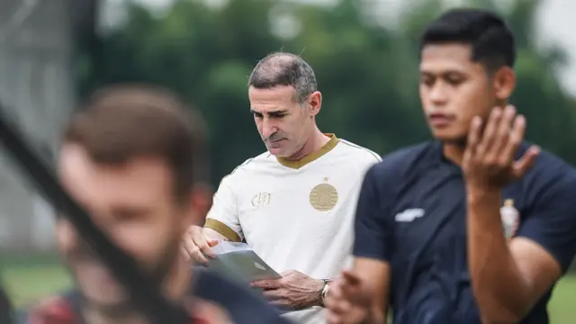 Foto Liga 1: Arsitek Baru Macan Kemayoran, Angelo Alessio Pimpin Perdana Latihan Persiapan Liga 1 2021