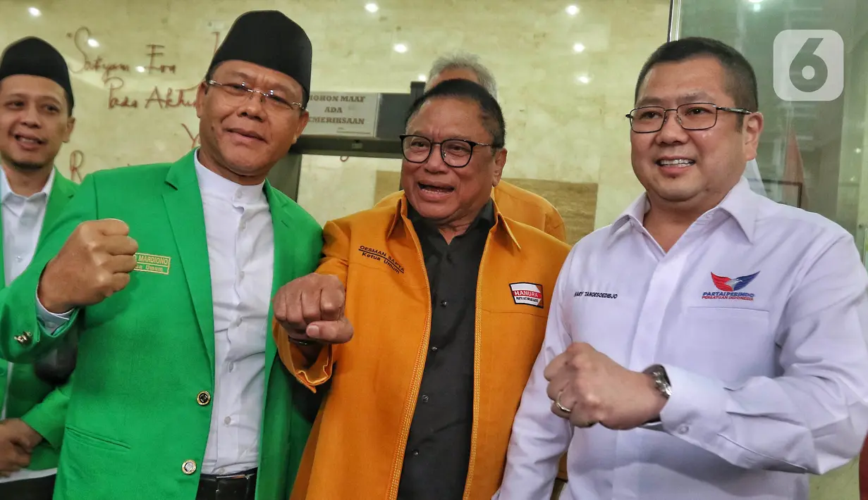 Plt Ketua Umum PPP Mardiono, Ketua Umum Hanura Oesman Sapta Odang dan Ketua Umum Perindo Hary Tanoesoedibjo (kiri ke kanan) mengepalkan tangan usai pertemuan di kantor DPP PDIP, Jakarta, Senin (4/9/2023). (Liputan6.com/Angga Yuniar)