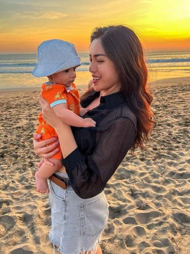 6 Gaya Kasual Jessica Iskandar Liburan di Bali, Ajak Baby Don ke Pantai untuk Pertama Kali