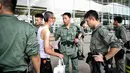 Polisi anti huru-hara memeriksa seorang pria di luar Bandara Internasional Chek Lap Kok di Hong Kong (7/9/2019). Unjuk rasa pada Sabtu, 7 September 2019, dimulai pada siang hari. (AFP Photo/Anthony Wallace)