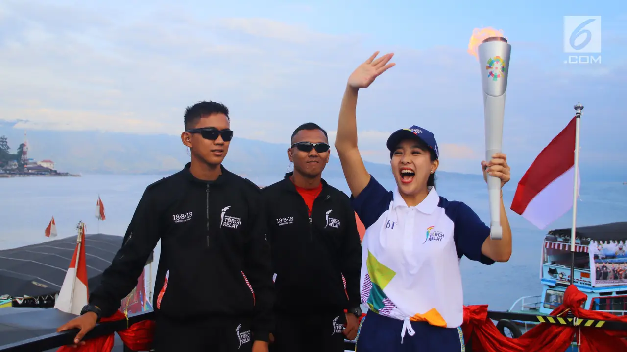Olivia Zalianty Bawa Obor Asian Games Arungi Danau Toba