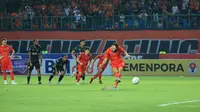 Pemain Persija Jakarta, Marko Simic mencetak gol kedua timnya ke gawang Bhayangkara FC melalui eksekusi penalti pada laga pekan ketiga BRI Liga 1 2023/2024 di Stadion Patriot Candrabhaga, Bekasi, Minggu (16/7/2023).&nbsp;(Bola.com/M Iqbal Ichsan)