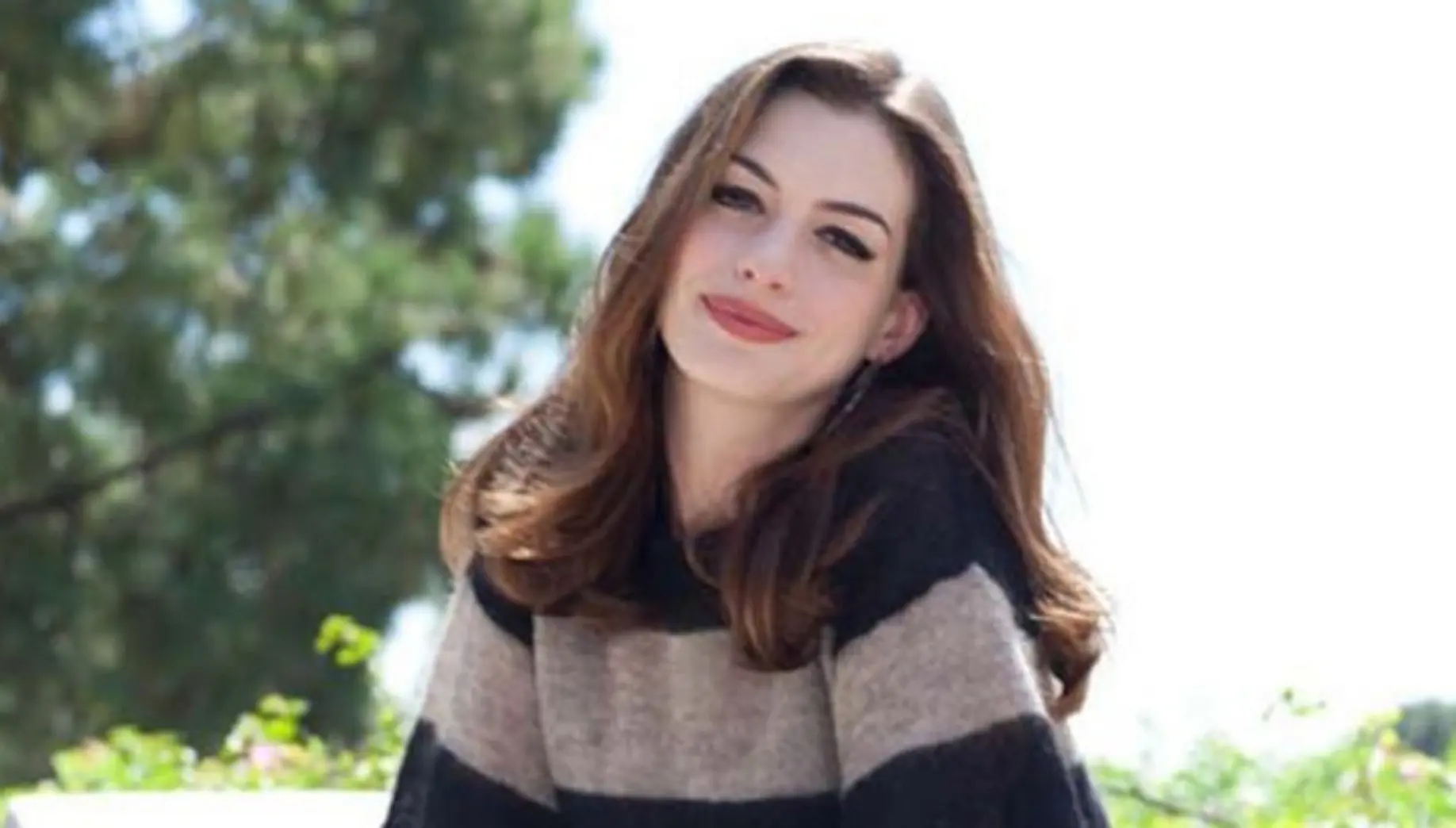 Anne Hathaway (E!)